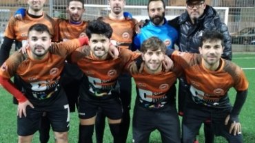 El equipo Continox Cyberloop luce sus nuevas camisetas en la Liga de Fútbol 7