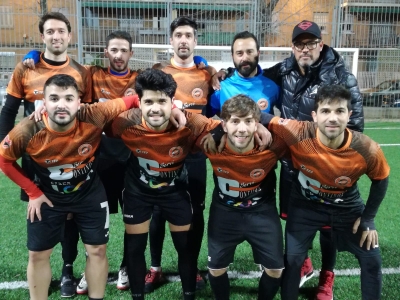 El equipo Continox Cyberloop luce sus nuevas camisetas en la Liga de Fútbol 7