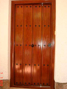 Puerta con tachuelas en madera maciza
